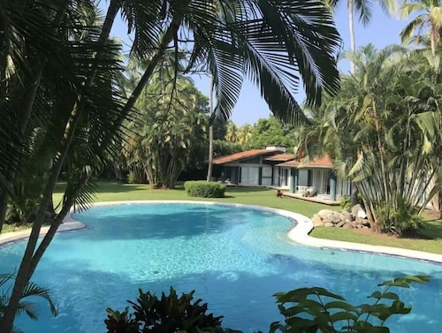 One-story house surrounded