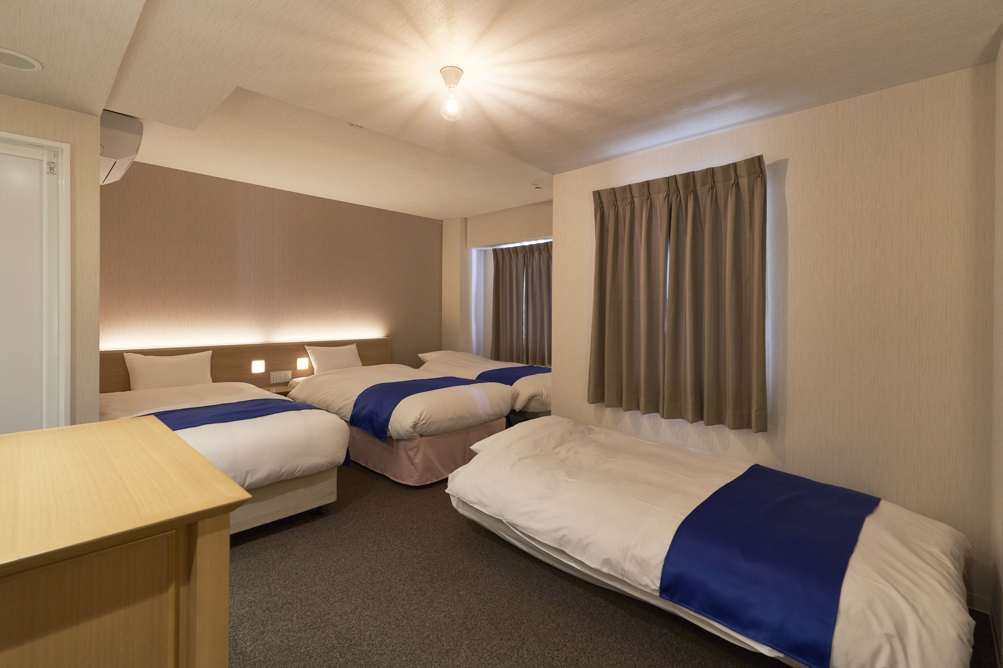 family room | desk, free wifi, bed sheets