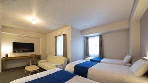 A hotel room with two beds, a desk, a chair, and a TV. - Hotel Meriken Port Kobe Motomachi (Kobe)