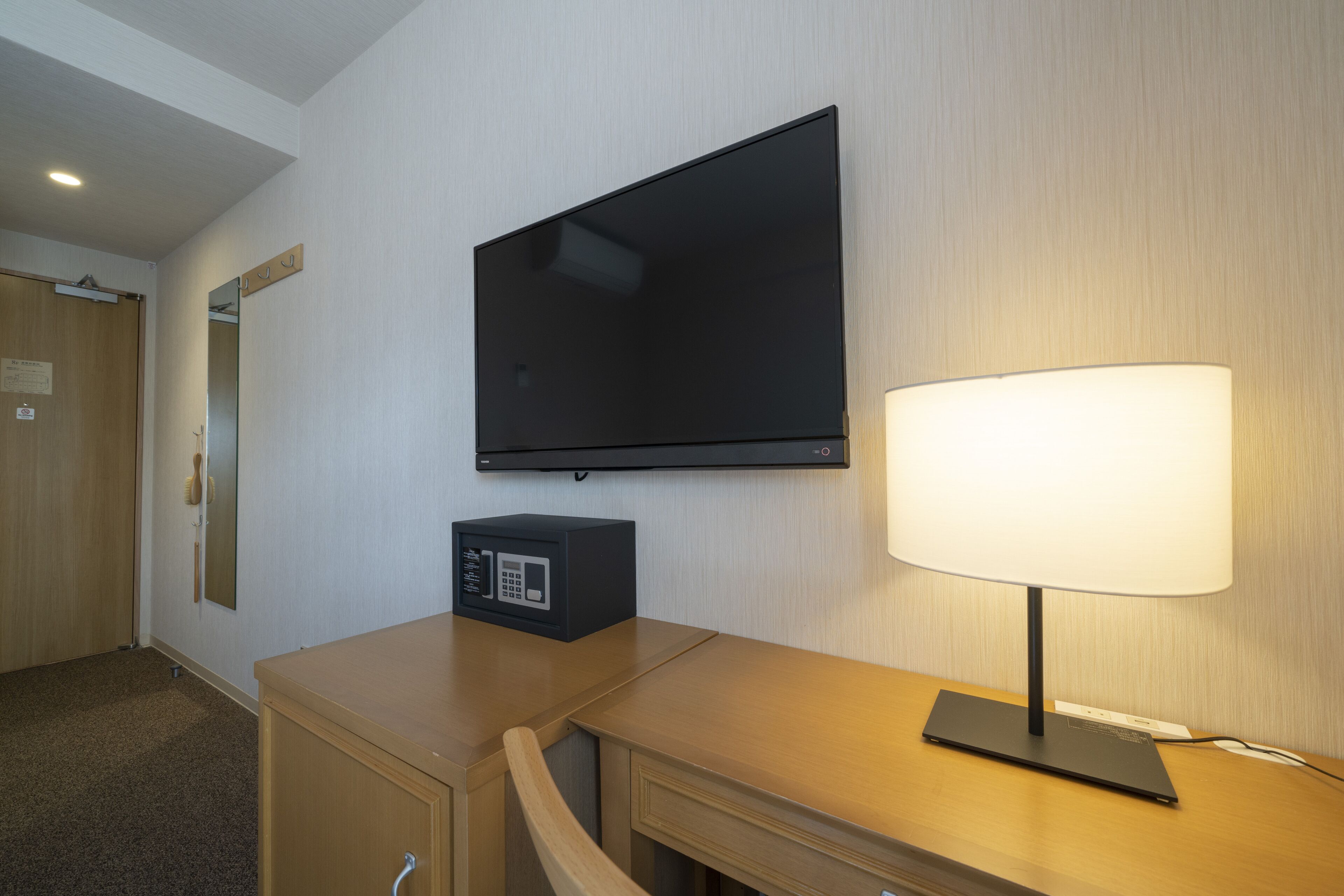 desk, free wifi, bed sheets