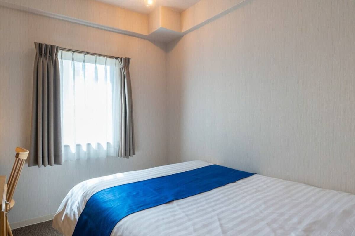 Desk, WiFi (free), bed sheets