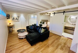 Smart TV, books, stereo - Boutique Accommodation for Couples -
Two couples. Two levels. One escape! (Tamborine Mountain)