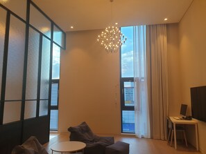 总统开间套房 | 高档床上用品、羽绒被、加厚床垫、办公桌