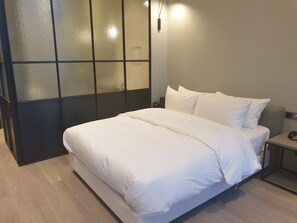Habitación Deluxe | Ropa de cama de alta calidad, edredón y camas con pillow-top 