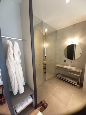 Deluxe Room | Bathroom | Separate bathtub and shower, rainfall showerhead, free toiletries - Hotel Libre (Siheung)