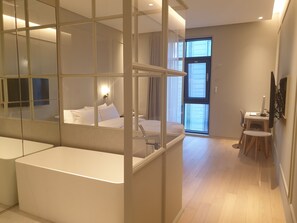 Estudio superior | Baño | Tina y regadera independientes y regadera tipo lluvia 