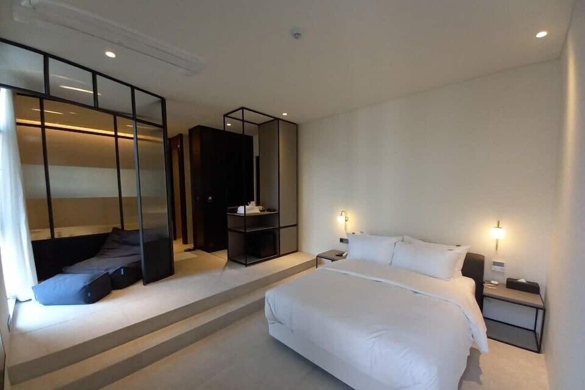 Signature Studio Suite | Premium bedding, down comforters, pillowtop beds, desk