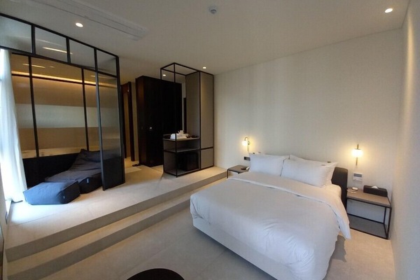 Signature Studio Suite | Premium bedding, down comforters, pillowtop beds, desk