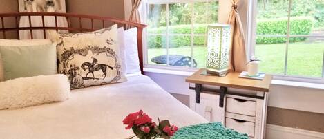 2 bedrooms, in-room safe, desk, iron/ironing board