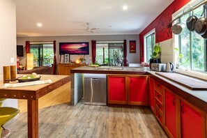 Réfrigérateur, four à micro-ondes, un four, surface de cuisson