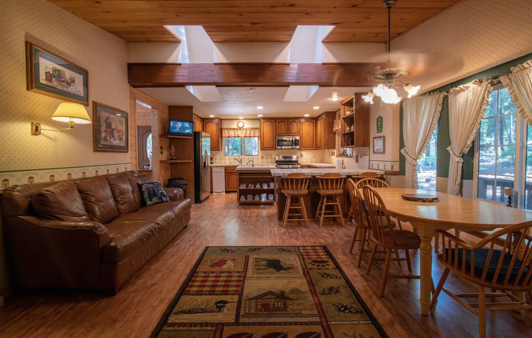 Spacious Large Homestyle Family Cabin  in LMP Arnold