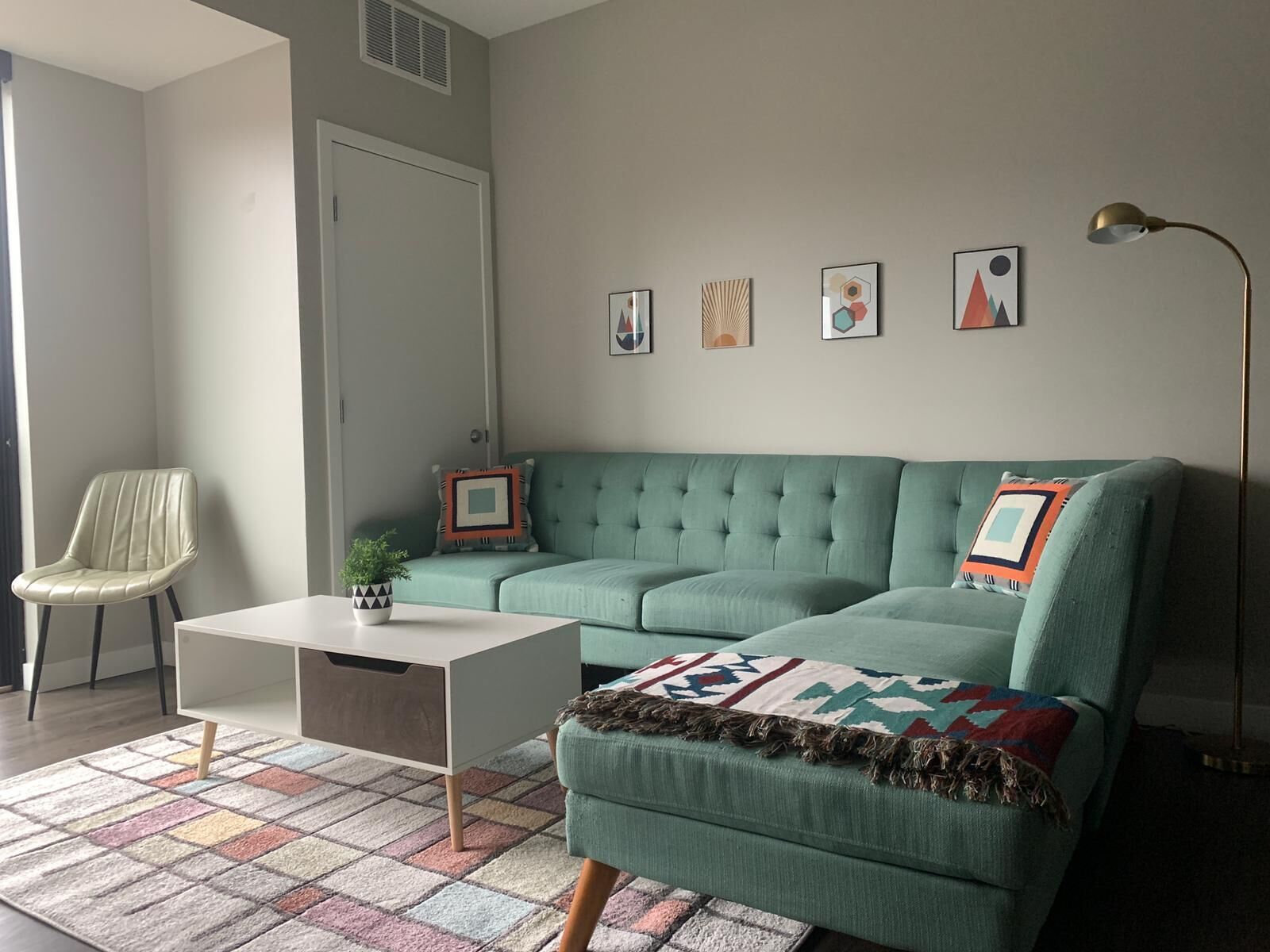 Contemporary 1BD/1BA + Pool - Downtown Des Moines