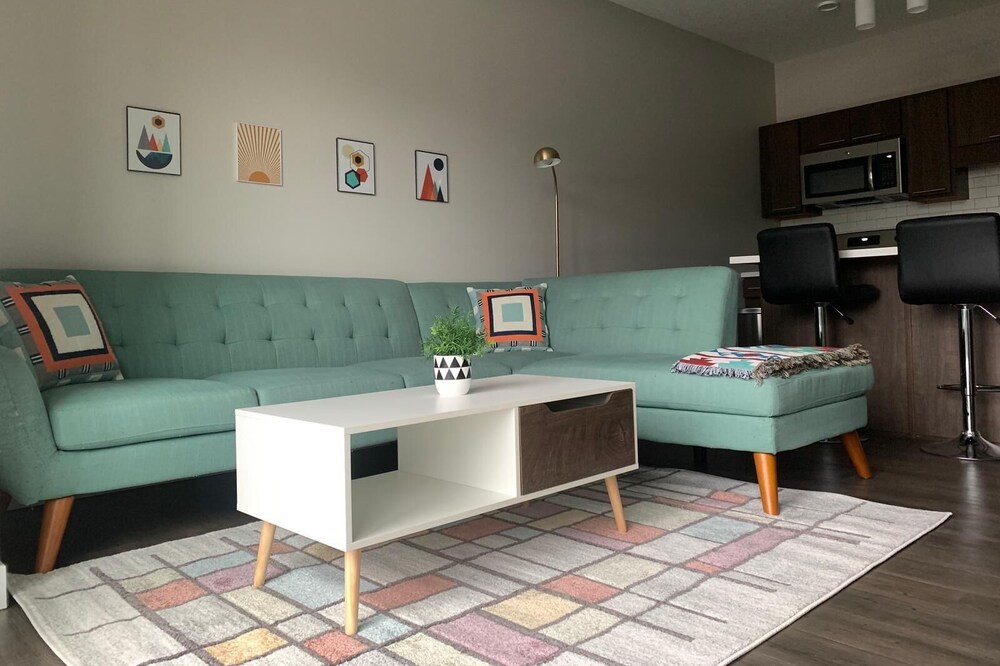 Contemporary 1BD/1BA + Pool - Downtown Des Moines