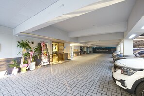 Ubetjent parkering (inkludert) og betjent parkering inkludert