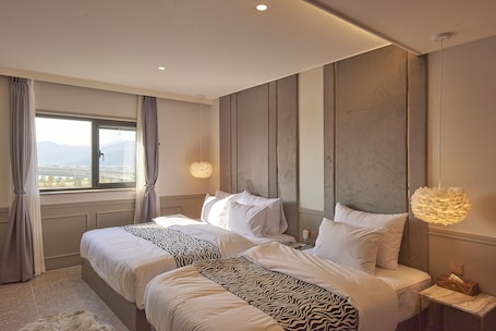Family Twin Room | Premium bedding, individually decorated, individually furnished, desk. Den Basta Hotel