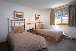 4 Schlafzimmer, Schreibtisch, Bügeleisen/Bügelbrett, Reisekinderbett
