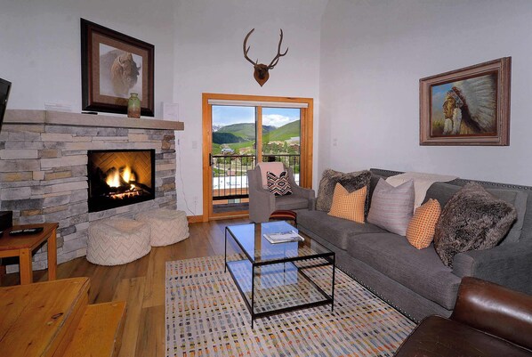 TV, fireplace, offices - Sagebrush, Ski in/out, hot tub, dog friendly (Gunnison)