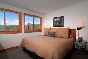 4 bedrooms, desk, iron/ironing board, travel crib - Sagebrush, Ski in/out, hot tub, dog friendly (Gunnison)
