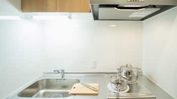 Refrigerador, microondas, parrilla de estufa y utensilios de cocina