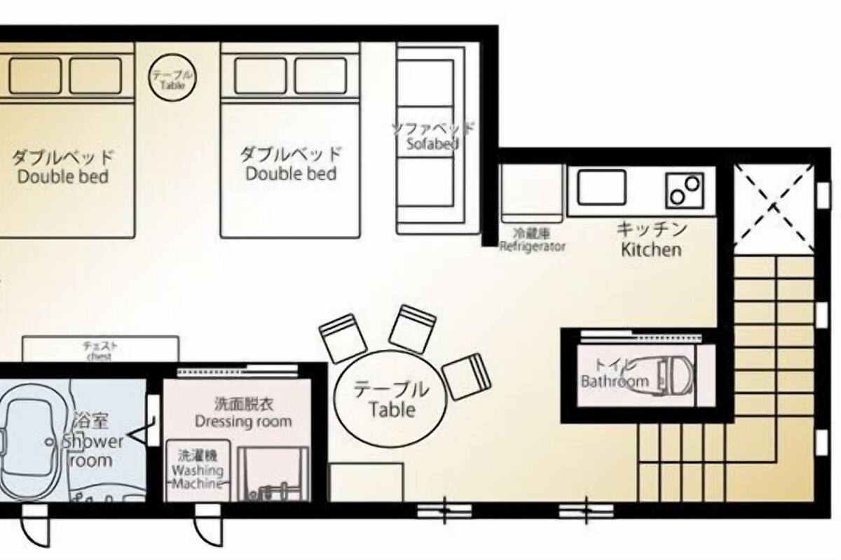Ein Hotelzimmer mit Balkon, zwei Betten, einer Küche, einem Badezimmer, einem Ankleidezimmer und einer Dusche sowie einem Tisch.