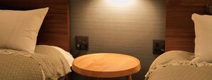 Habitación superior con 1 cama doble o 2 individuales, no fumadores, cocina | Escritorio y wifi gratis