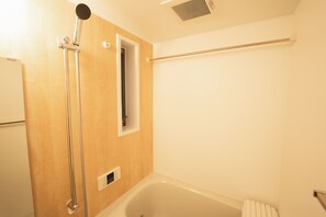 Separate bathtub and shower, free toiletries, hair dryer - Vieuno Stay Hakata 1 (Fukuoka)