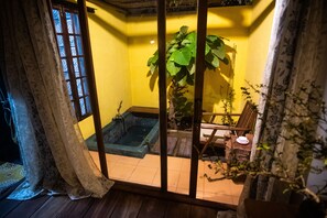 Signature Double Room | Bathroom | Free toiletries, slippers, bidet, towels - Leranda Homestay (Hue)