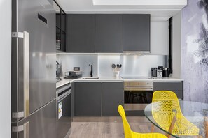 Appartement Confort | Cuisinette privée | Réfrigérateur grande capacité avec congélateur, four à micro-ondes