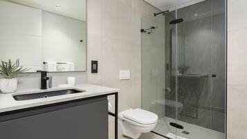 Apartamento conforto | Banheiro | Chuveiro, secador de cabelo, toalhas de banho