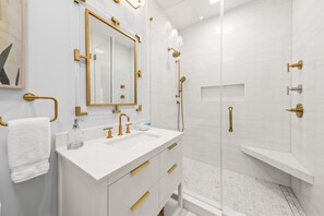 Combined shower/tub, hair dryer, towels
