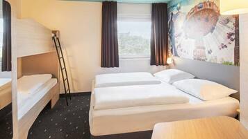 Vierbettzimmer | Schreibtisch, schallisolierte Zimmer, kostenloses WLAN, Bettwäsche