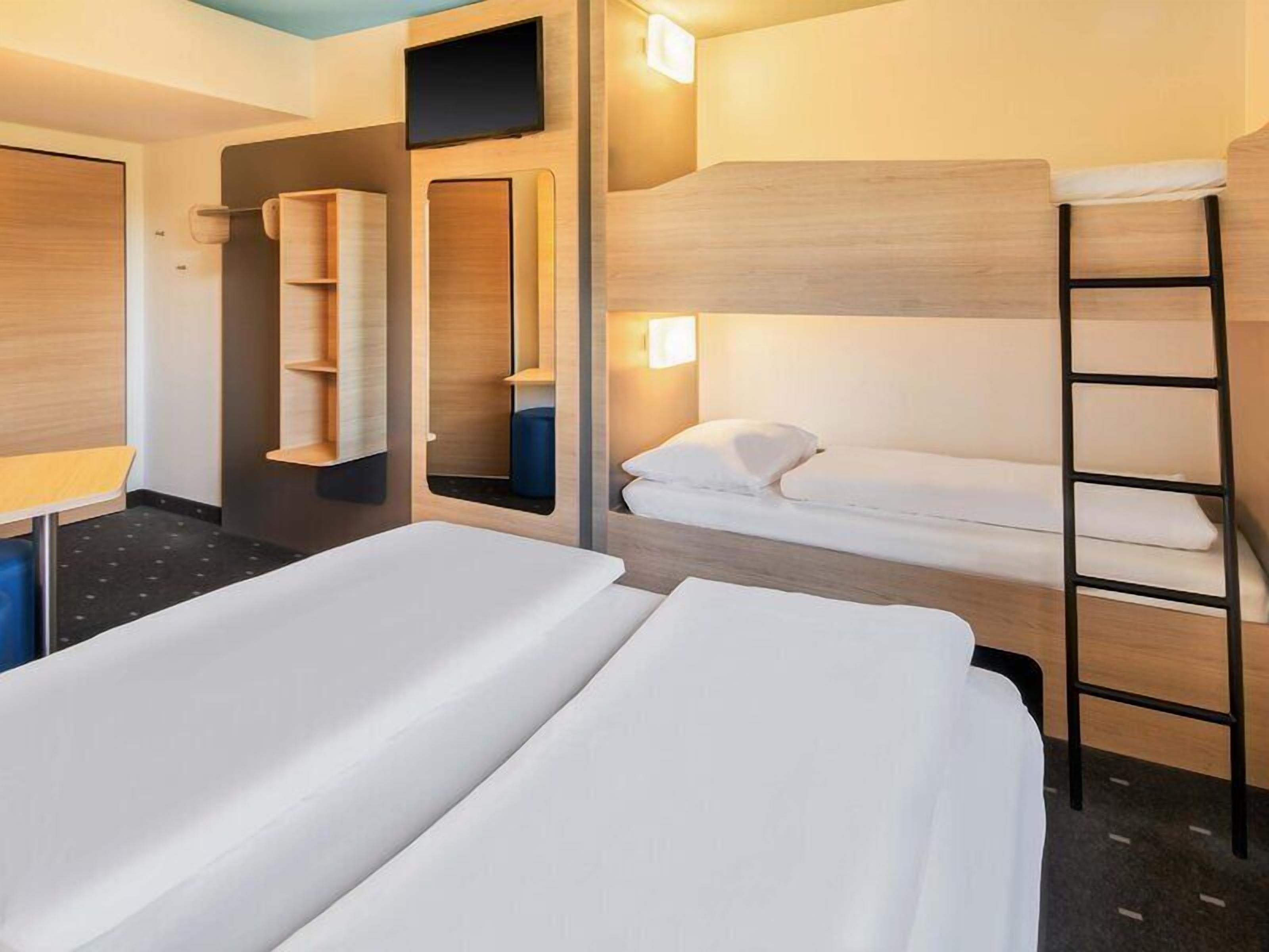 Habitación cuádruple | Escritorio, insonorización, wifi gratis y ropa de cama 