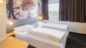 Desk, soundproofing, free WiFi, bed sheets