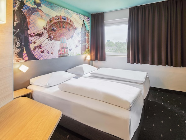 Meja, kalis bunyi, Wi-fi percuma, cadar katil 