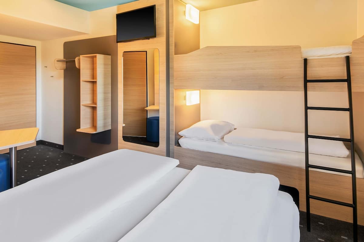 Habitación cuádruple | Escritorio, sistema de insonorización, wifi gratis y ropa de cama