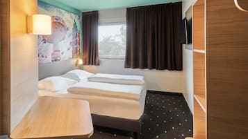 Desk, soundproofing, free WiFi, bed sheets