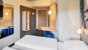 A hotel room with a bed, a desk, a chair, a wardrobe, and a painting on the wall. - B&B Hotel Darmstadt (Darmstadt)