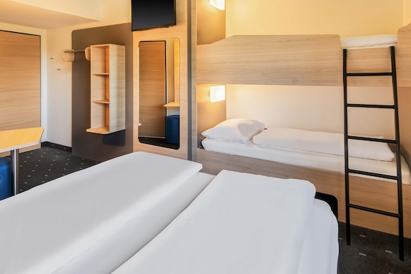 Escritorio, sistema de insonorización, wifi gratis y ropa de cama