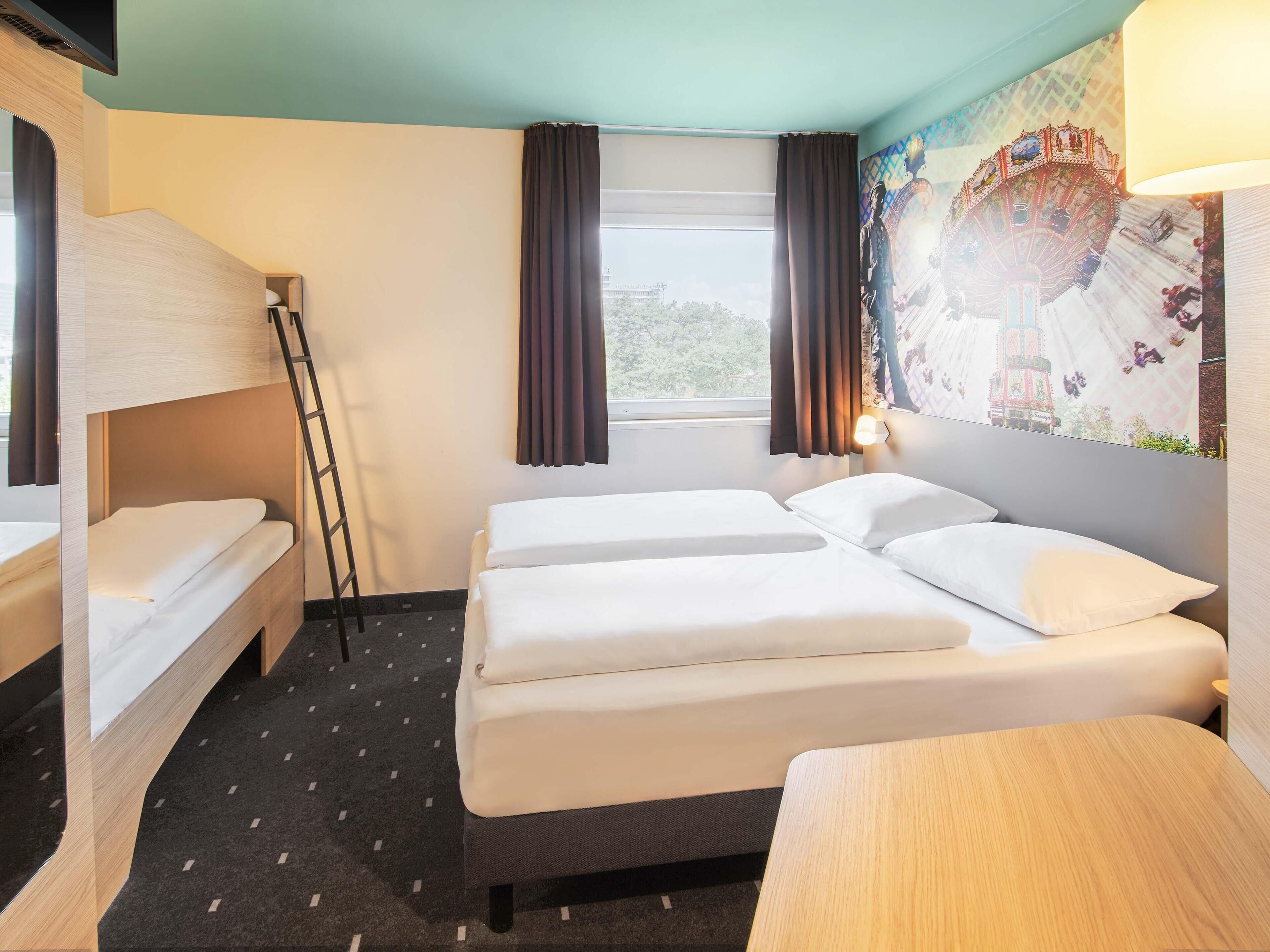 Vierbettzimmer | Schreibtisch, schallisolierte Zimmer, kostenloses WLAN, Bettwäsche