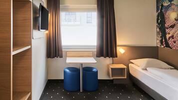 Desk, soundproofing, free WiFi, bed sheets