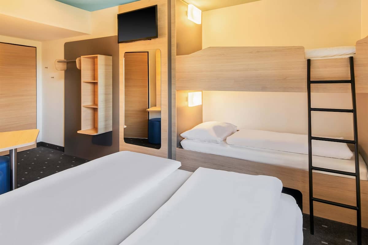 Kamar Quadruple | Meja kerja, kedap suara, Wi-Fi gratis, dan seprai linen