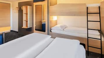Quarto quádruplo | Escrivaninha, quartos à prova de som, Wi-Fi de cortesia, roupa de cama