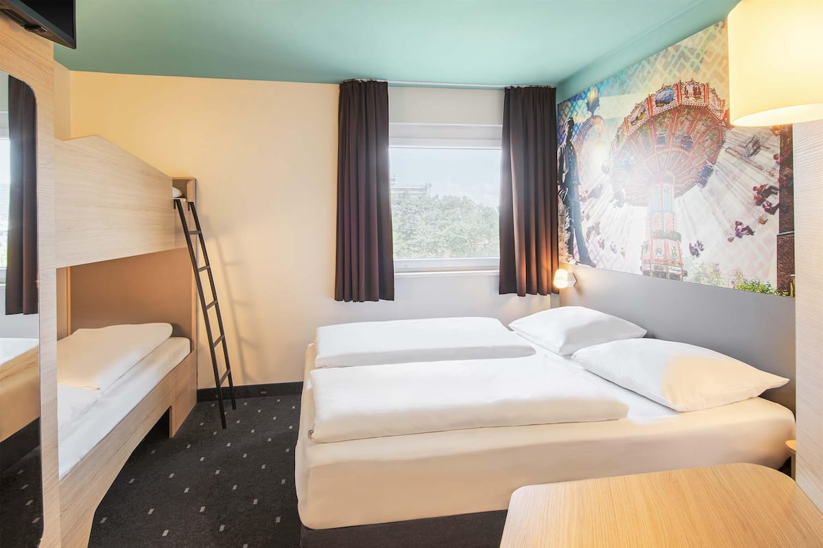 Quadruple Room | 1 bedroom, desk, soundproofing, free WiFi