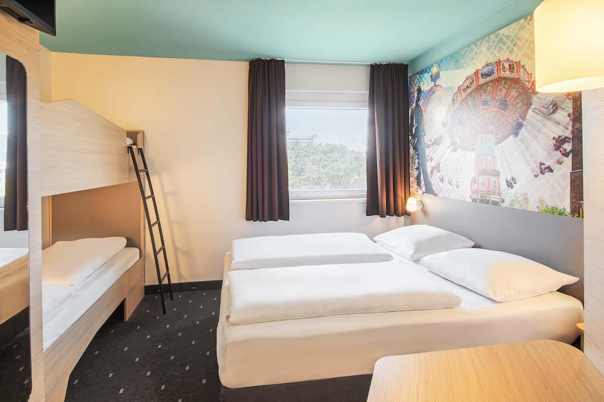 Quadruple Room | Desk, soundproofing, free WiFi, bed sheets