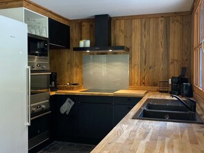 Frigorífico, microondas, lavavajillas y cafetera o tetera