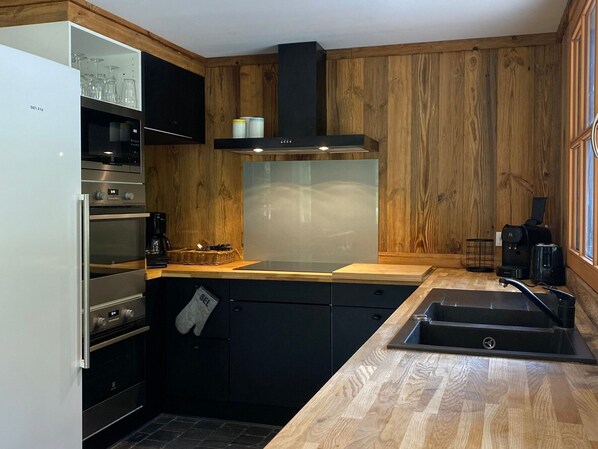 Fridge, microwave, dishwasher, coffee/tea maker