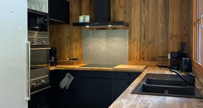 6-bedroom chalet with jacuzzi and parking, La Tania