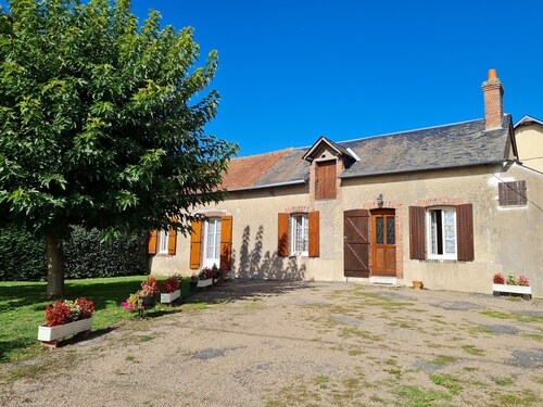 Independent house with enclosed yard 1km from village