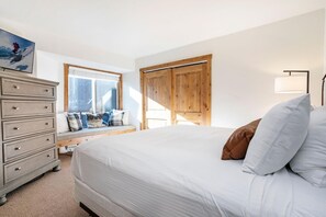 4 dormitorios, tabla de planchar con plancha, cuna de viaje