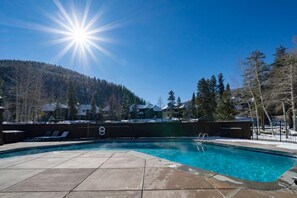 Una piscina al aire libre, una piscina climatizada